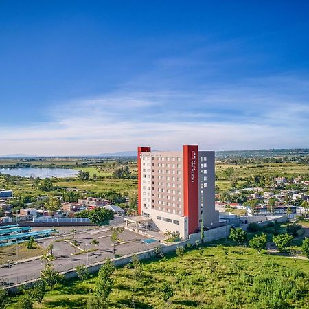 Fiesta Inn Suites Aeropuerto Del Bajio Silao Exterior photo