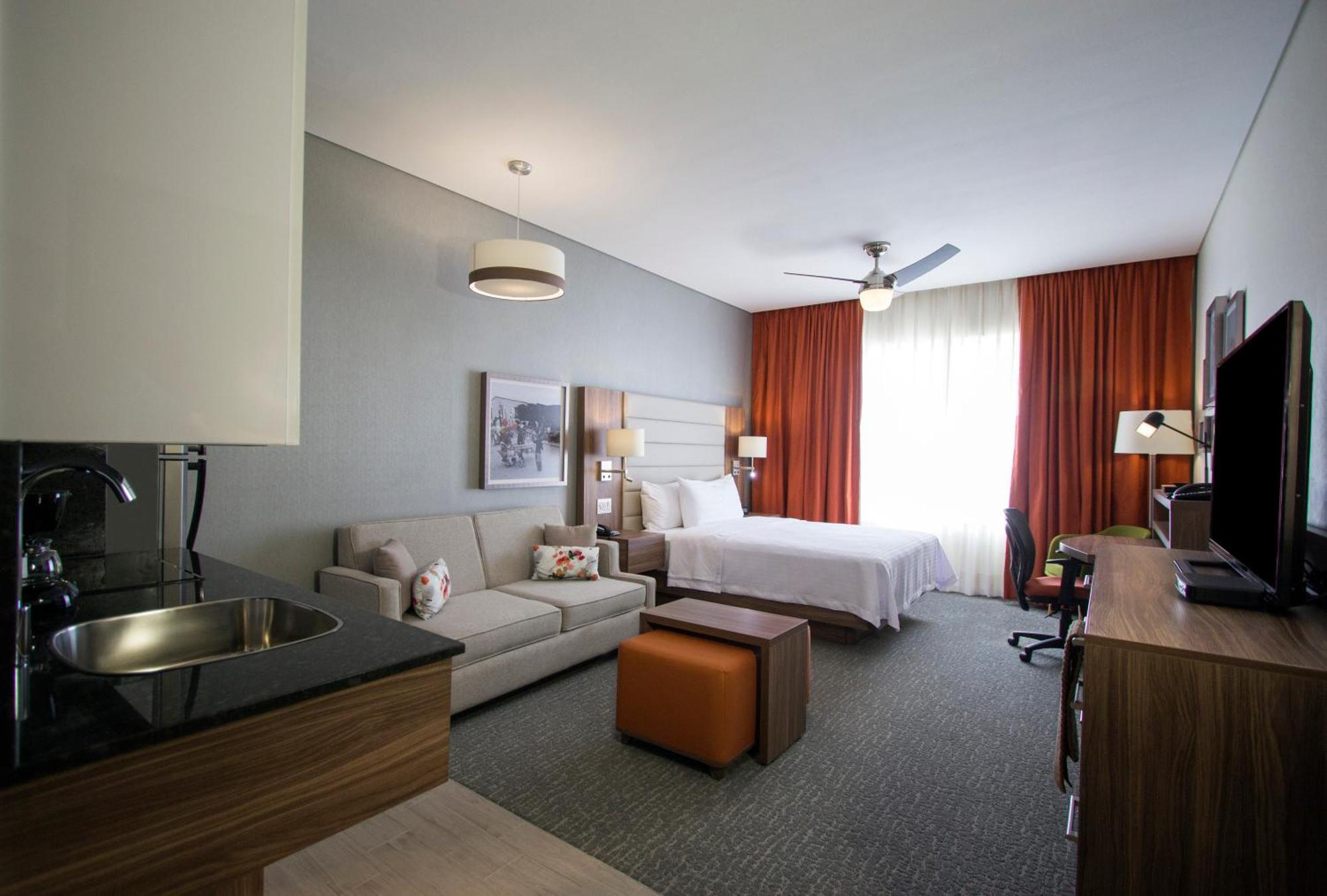 Fiesta Inn Suites Aeropuerto Del Bajio Silao Exterior photo