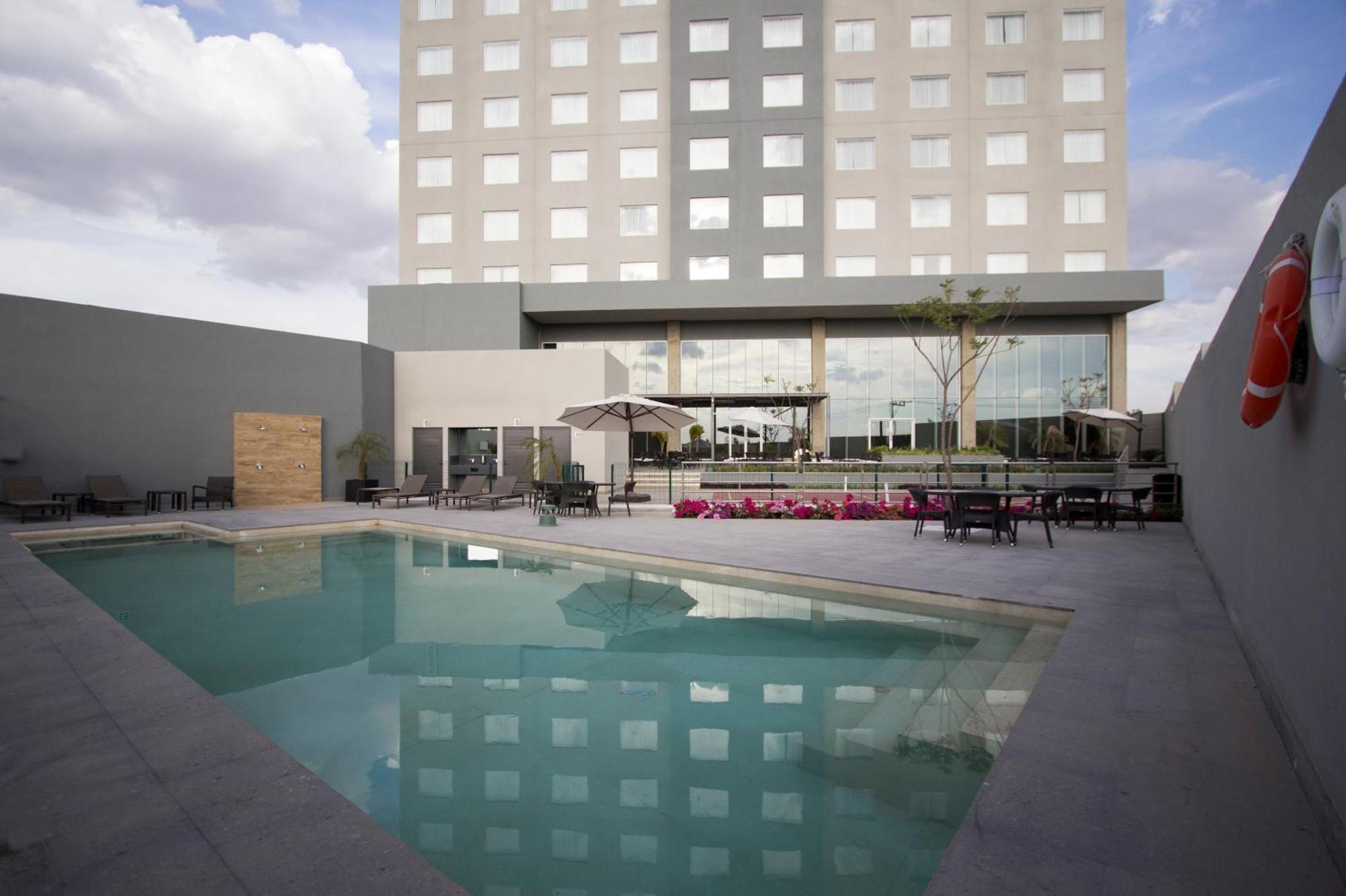 Fiesta Inn Suites Aeropuerto Del Bajio Silao Exterior photo